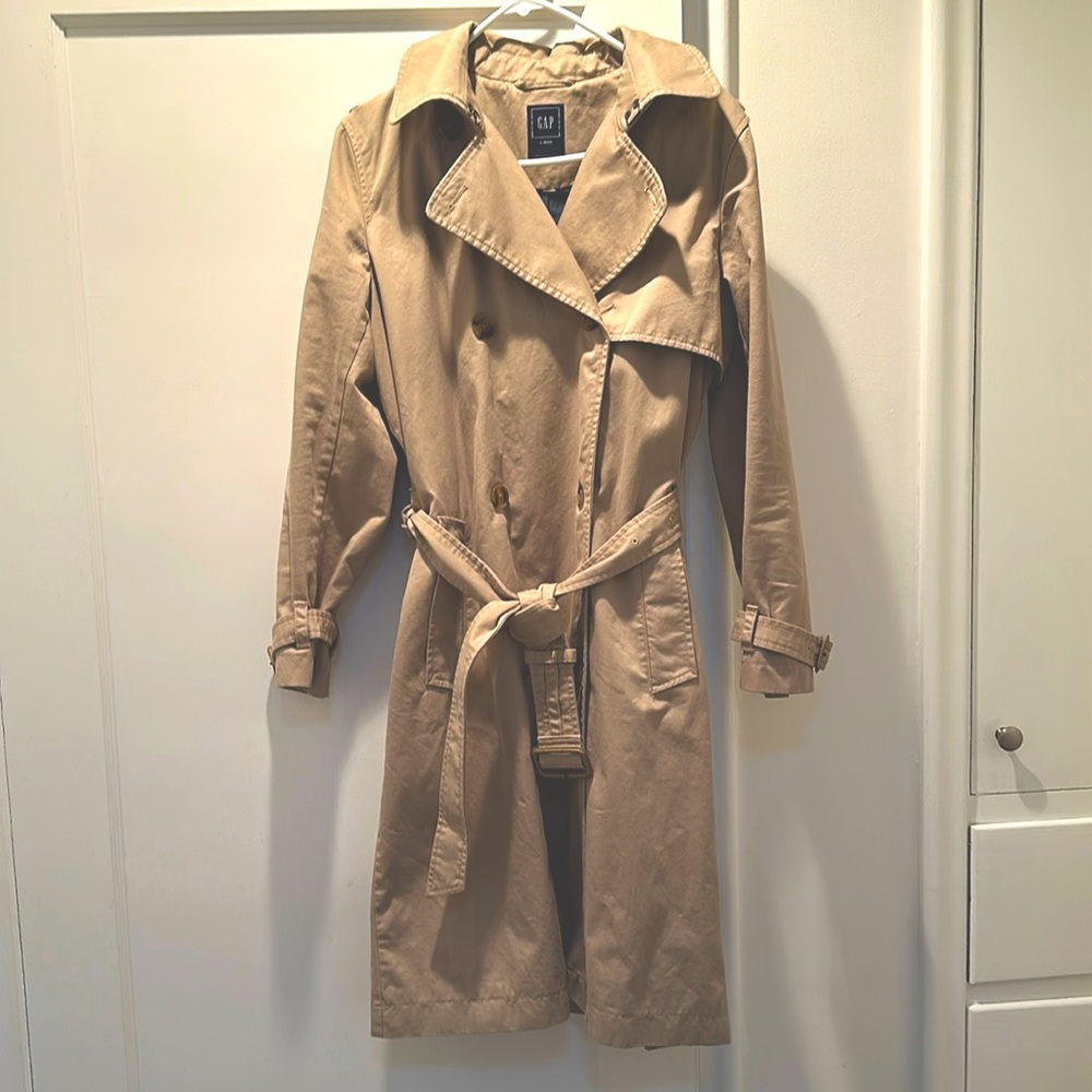 Gap large petite knee length trenchcoat. Fits like a women’s  sz 10.